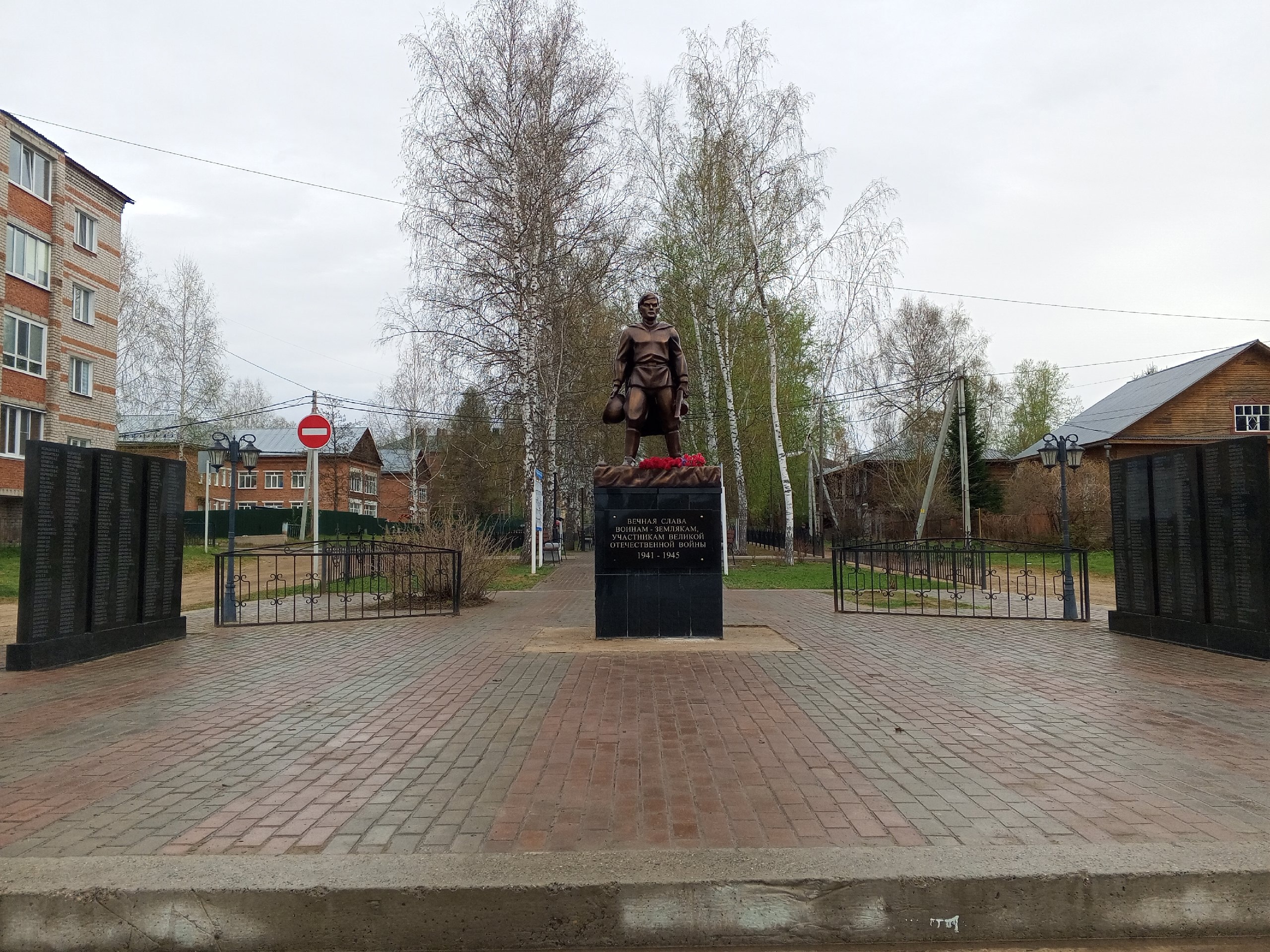 Субботник на памятнике в с.Моряковский Затон.