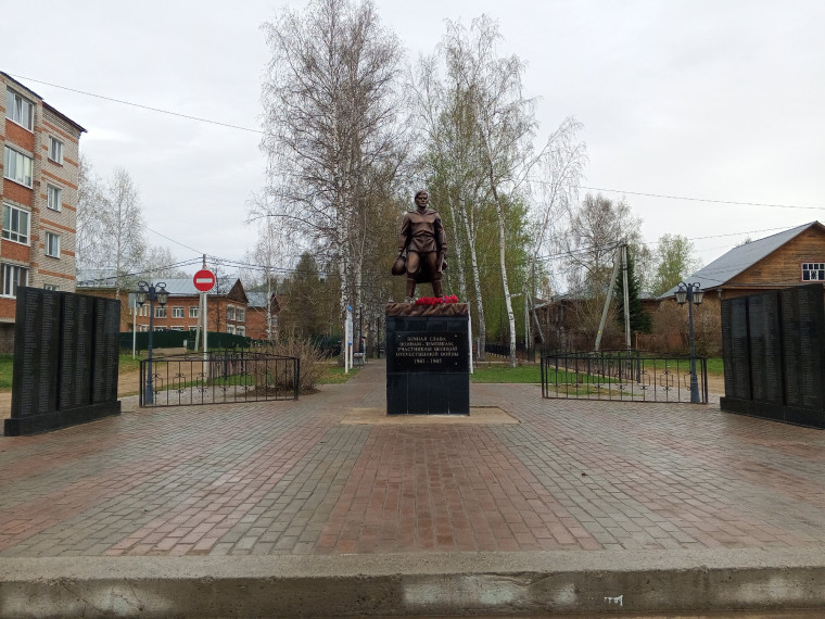Субботник на памятнике в с.Моряковский Затон. Субботник на памятнике в с.Моряковский Затон.